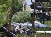 Profesionales del Instituto de Medicina Legal trabajan en la zona donde se accidentó una avioneta, en Jaboticabal, estado de Sao Paulo (Brasil).