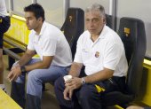 El entrenador Ever Hugo Almeida (d) junto a su hijo Iván (i) en su paso por Barcelona.