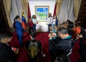 Diputados de la Asamblea Nacional se toman con un nuevo mapa de Venezuela al que se le añade al Esequibo.