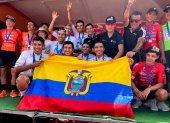 Los ciclistas del Movistar Best PC y su celebración en el podio final tras imponerse en la Vuelta a Costa Rica como Juan Diego Alba (c) y Brayan Obando.