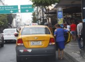 Transporte. Una usuaria toma un taxi en el centro de ciudad de Guayaquil.