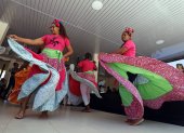 Un grupo de mujeres baila bullerengue durante una presentación, el 9 de diciembre de 2023, en San Juan Nepomuceno, en el norteño departamento de Bolívar