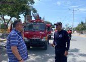Miembros del Cuerpo de Bomberos fueron los encargados de dar agua a algunas comunidades afectadas.