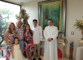 Mariuxi Montenegro de Ortiz, Carlos Ortiz, junto a sus hijos Mía Valentina, Carlos Eduardo y Gía Aracelly, y el padre Mauricio Romero.