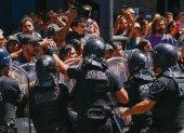 Manifestantes se enfrentan a la policía hoy, durante una marcha contra el Gobierno del presidente Javier Milei, en Buenos Aires (Argentina).