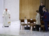 El papa Francisco llega para celebrar su audiencia general semanal en el Aula Pablo VI, Ciudad del Vaticano, el 27 de diciembre de 2023.