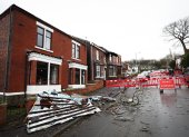 Los escombros de las casas dañadas ensucian la calle en Hough Hill Road después de un tornado localizado en Tameside, Gran Bretaña, el 28 de diciembre de 2023.