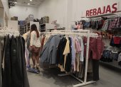 Modelo. Los establecimientos de este tipo venden productos de líneas de moda pasadas, a precios más bajos.