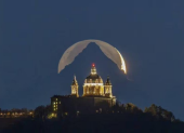 "Catedral, Montaña, Luna"