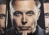 Imagen de archivo del fundador de X (antes Twitter), Elon Musk, en la portada de un libro.