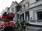 -FOTODELDIA- Járkov (Ucrania), 31/12/2023.- Servicios de emergencia ucranianos en el lugar de los hechos tras un ataque con drones rusos a un edificio de oficinas en el centro de Járkov, al este de Ucrania, el 31 de diciembre de 2023, en medio de la invasión rusa. Los ataques con aviones no tripulados se produjeron después de que los cohetes destruyeran un edificio residencial y el hotel Kharkiv Palace en el centro de la ciudad. Al menos ocho personas resultaron heridas como consecuencia de ataques con misiles en Járkov, informó la policía nacional el 30 de diciembre. Las tropas rusas entraron en Ucrania en febrero de 2022 iniciando un conflicto que ha provocado destrucción y crisis humanitaria. EFE/SERGEY KOZLOV