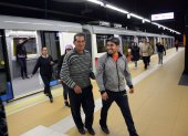 Los usuarios prefieren utilizar el metro porque van cómodos, no se deben enfrentar a vendedores ambulantes y es un espacio que les permite ir leyendo o conversando durante el viaje.