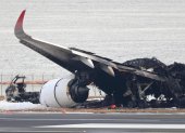 Tokio. Investigadores aeronáuticos inspeccionan los restos del avión incendiado en el aeropuerto de Haneda.
