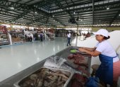 1. Mercado. Los comerciantes regularizados esperan impacientes recibir a los clientes que llegan poco.