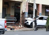 El vehículo se estrelló contra el pilar de un inmueble.
