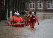 Los servicios de emergencia operan en una calle inundada mientras el río Aa se desborda en Arques, Francia, el 3 de enero de 2024.