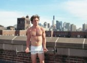 Jeremy Allen White en una de las fotos de la campaña de Calvin Klein.