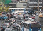 Vía. Las principales avenidas de ciudades como Guayaquil permanecen congestionadas de vehículos, lo que aporta a la contaminación del aire.