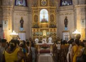Personas asisten a una eucaristía en una iglesia de un barrio del municipio Centro Habana, en La Habana (Cuba).