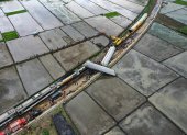 Una foto aérea tomada con un dron muestra los restos de los trenes de pasajeros colisionados en Bandung, provincia de Java Occidental, Indonesia, este viernes 5 de enero de 2024.