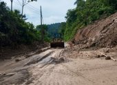 Trabajos. En Azuay, maquinaria trata de mantener abiertos los carriles.