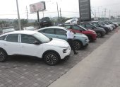 Concesionaria.- Una ejecutiva de venta muestra carros de origen europeo en la concesionaria Mavesa en Guayaquil, donde se encuentran vehículos desde 29.990 dólares.