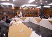 Mesa. Comisión de Fiscalización trata proceso de juicio político.