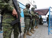 Soldados ecuatorianos prestan guardia en la entrada de la cárcel del Inca tras un amotinamiento de presos hoy, en Quito (Ecuador).