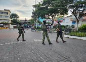 Militares patrullan las calles de Esmeraldas.