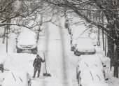 Nueva York. Una persona palea nieve en una tormenta pasada.