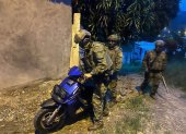 Los militares inspeccionan las calles y los barrios de Esmeraldas.