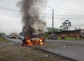 En horas de la mañana de este martes 9 de enero, en la vía a El Empalme cerca de la fábrica Oriental, la ciudadanía quedó conmocionada al ver el estallido de un patrullero policial. Según testigos, unos 10 minutos antes una camioneta Ford 150 les cerró el paso y se llevó a dos policías sin nada que puedan hacer.

En horas de la mañana de este martes 9 de enero, en la vía a El Empalme cerca de la fábrica Oriental, la ciudadanía quedó conmocionada al ver el estallido de un patrullero policial. Según testigos, unos 10 minutos antes una camioneta Ford 150 les cerró el paso y se llevó a dos policías sin nada que puedan hacer.

En horas de la mañana de este martes 9 de enero, en la vía a El Empalme cerca de la fábrica Oriental, la ciudadanía quedó conmocionada al ver el estallido de un patrullero policial. Según testigos, unos 10 minutos antes una camioneta Ford 150 les cerró el paso y se llevó a dos policías sin nada que puedan hacer.
Otro carro fue explotado la mañana de este 9 de enero