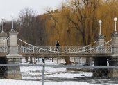 Una persona camina en el Jardín Público de Boston, en Boston, Massachusetts (EE.UU.), este 9 de enero de 2024.