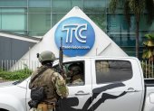 Infantes de Marina realizan operativo en la sede del canal de televisión TC, donde encapuchados armados ingresaron y sometieron a su personal durante una transmisión en vivo, en Guayaquil (Ecuador).