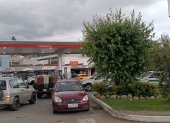 Larga fila de vehículos, de más de cinco kilómetros, ingresando a Cuenca.