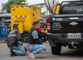 Policías realizan un operativo en la sede del canal de televisión TC, donde encapuchados armados ingresaron y sometieron a su personal durante una transmisión en vivo, en Guayaquil (Ecuador).