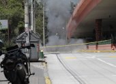 El equipo de técnicos antiexplosivos del GIR realizó una explosión controlada de un paquete sospechoso.