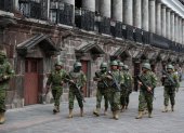 Desde la escalada de violencia en el país, militares y policías recorren las calles de Ecuador.