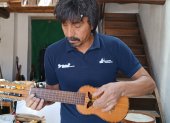 Oswaldo Morocho lleva nueve años tallando charangos en diferentes tipos de madera.