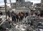 Los palestinos buscan personas desaparecidas bajo los escombros de los edificios destruidos tras los ataques aéreos israelíes, en Khan Yunis, al sur de la Franja de Gaza, el 12 de enero de 2024.