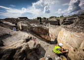Un arqueólogo trabaja en un mural descubierto durante los trabajos de excavación en el sitio arqueológico de Pompeya, en Pompeya, cerca de Nápoles, Italia.