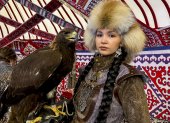 Astaná. Una mujer de Kazajistán posa con un águila de la estepa.