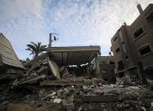 1. Destrucción. Casas de familias palestinas destruidas tras los ataques aéreos israelíes en el campo de refugiados de Deir Al Balah, en la Franja de Gaza,