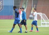 Miguel Bravo (c) apunta a convertirse en el primer entrenador que clasifique a una Tricolor a los Juegos Olímpicos.