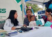 Personal médico del IESS del Azuay brindan atención en salud a menores del cantón Nabón, en agosto de 2023.