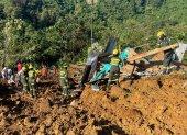 Rescatistas y policías mientras trabajan en la recuperación de cuerpos, en el lugar donde ocurrió un derrumbe en inmediaciones del municipio Carmen de Atrato, departamento del Chocó (Colombia).