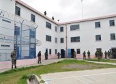 Hay presencia de militares y policías en todas las áreas y techos del centro penitenciario.
