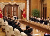 Pyongyang. El líder norcoreano Kim Jong-un, en una reunión de trabajo con funcionarios de su gobierno.