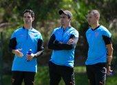 Adrián Gabbarini (d) supervisando los trabajos de pretemporada con el DT Josep Alcácer (i).