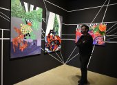 Las piezas oscilan entre la pintura, la realidad virtual, el video, la escultura, el performance y el código generativo.